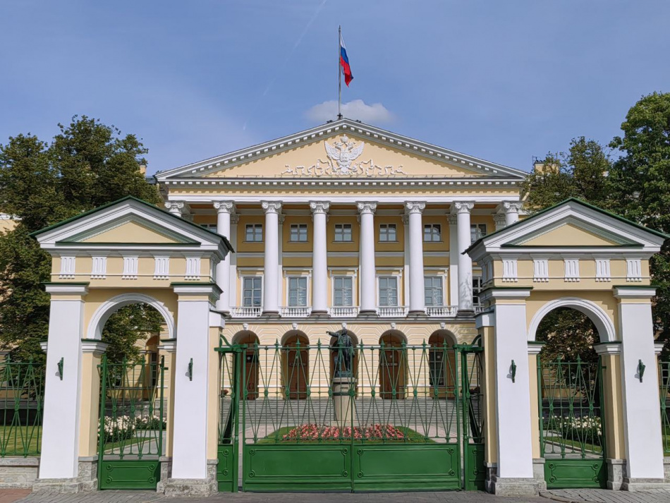 Александр Беглов принял отставку Олега Эргашева
