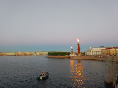 Фото Зажжение факелов на Ростральных колоннах ко дню освобождения от Блокады 2025