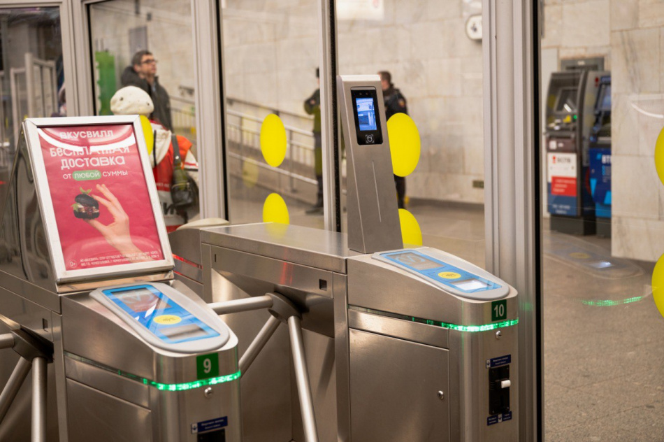 В Петербурге на двух станциях метро заработала система биометрической оплаты проезда