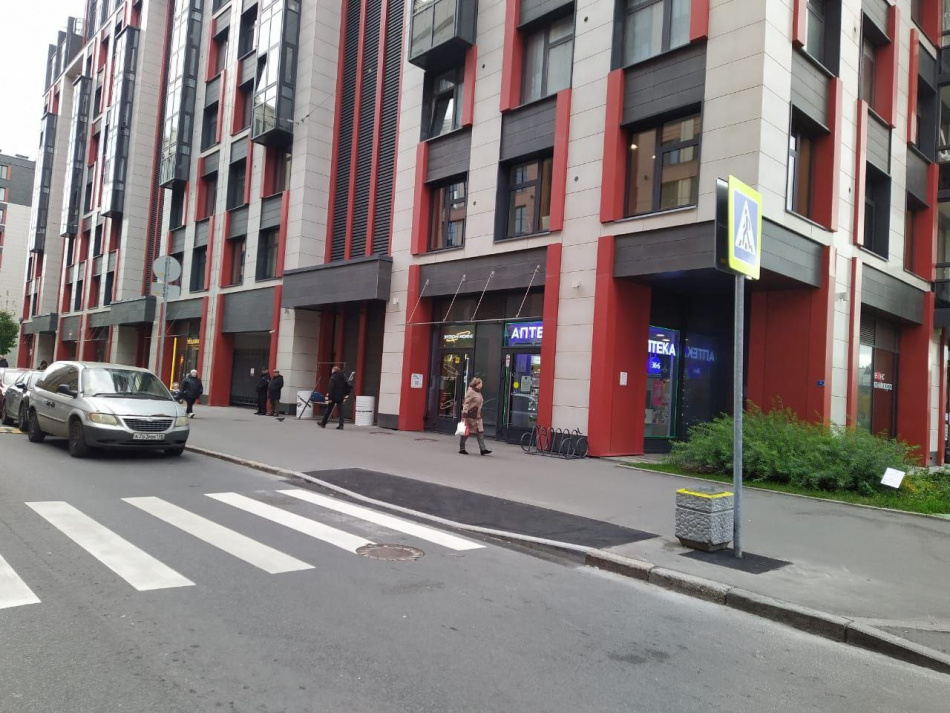 В Петербурге на 120 адресах занизят бордюры для удобства маломобильных граждан