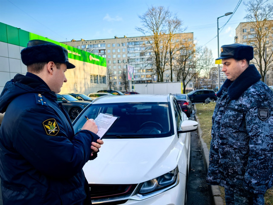 В Колпино алиментщики лишились BMW и LADA благодаря системе видеонаблюдения