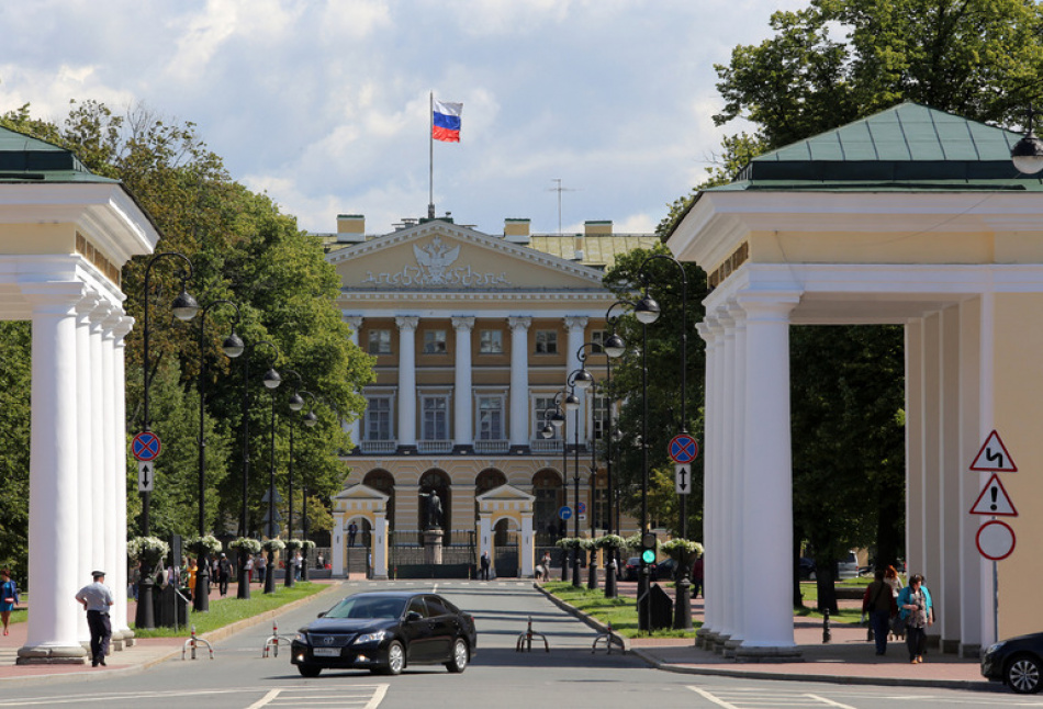 Свыше 13 млрд рублей Петербурга потрачено «для служебного пользования» 