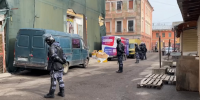 Рейд силовиков борется с нелегальной миграцией и торговлей на «Апрашке» Рейд силовиков борется с нелегальной миграцией и торговлей на «Апрашке»