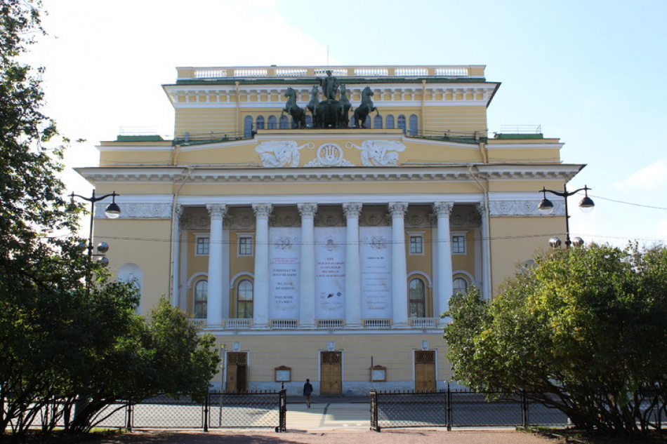 Александринский театр привезет в Москву пять премьер