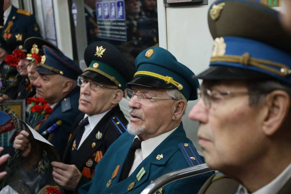 Хор ветеранов выступил в метро Петербурга в честь запуска «Поезда Победы»