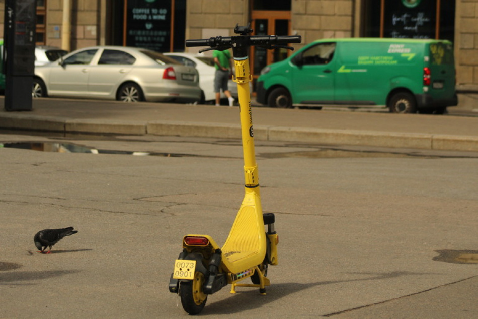 На Коломяжском проспекте вновь пострадал самокатчик в ДТП