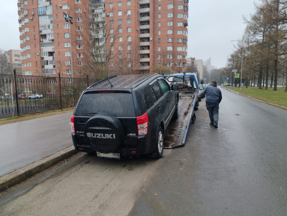 Судебные приставы Петербурга разыскали машину скрывающегося неплательщика алиментов