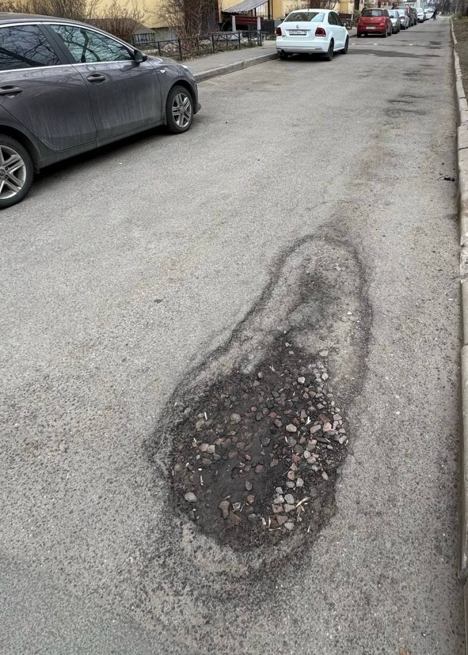 В Петербурге требуют отремонтировать проезд на Автовской улице из-за ям