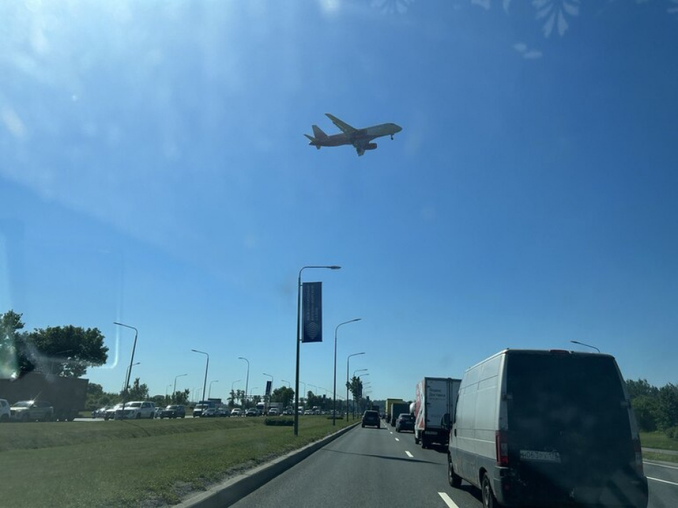 Пассажиры не могут улететь из аэропорта Пулково в Петербурге из-за задержки рейсов 