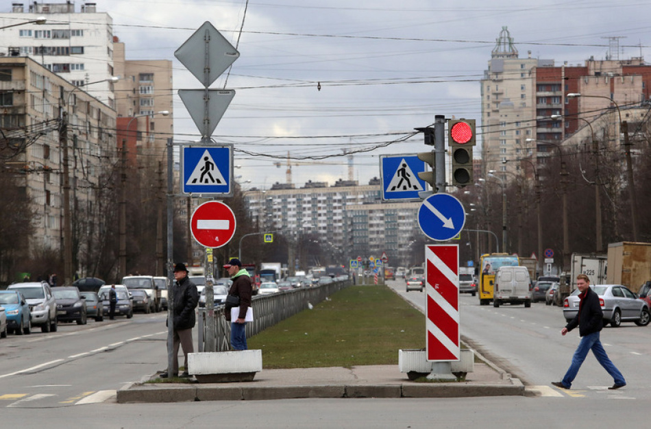 В Петербурге из-за ремонта дорог в четырех районах ограничат движение транспорта