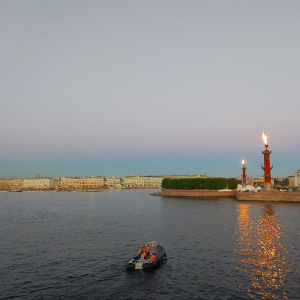 Зажжение факелов на Ростральных колоннах ко Дню Победы 2025