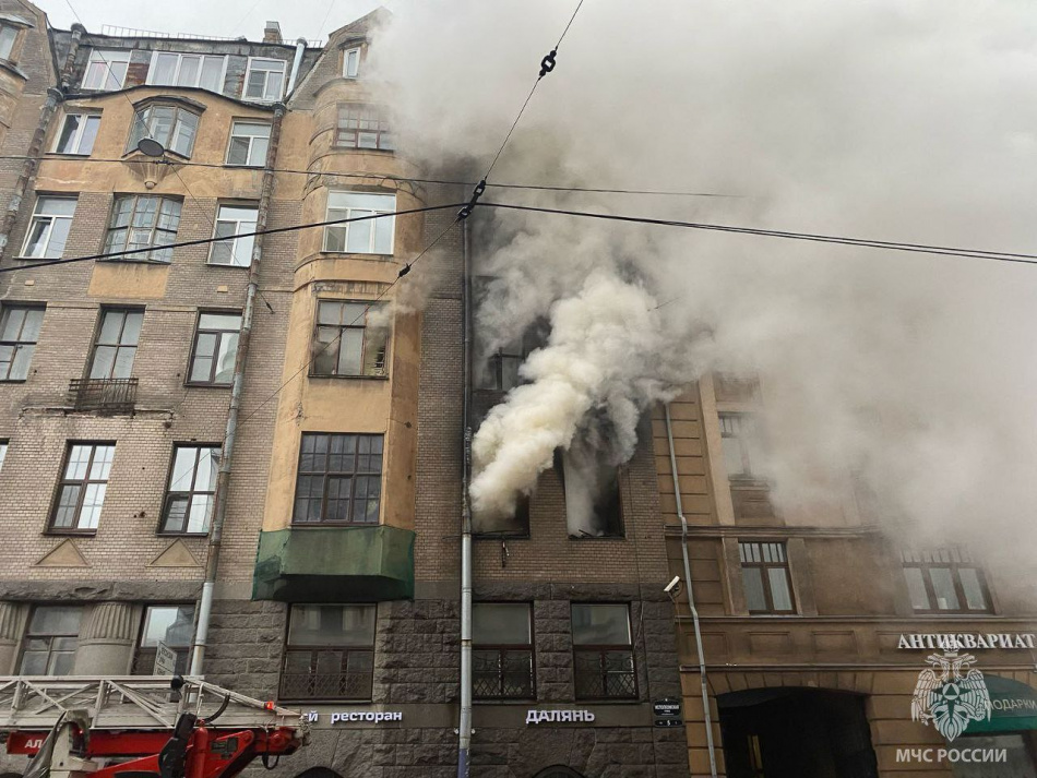 На Московском шоссе горят 200 квадратных метров нежилого здания