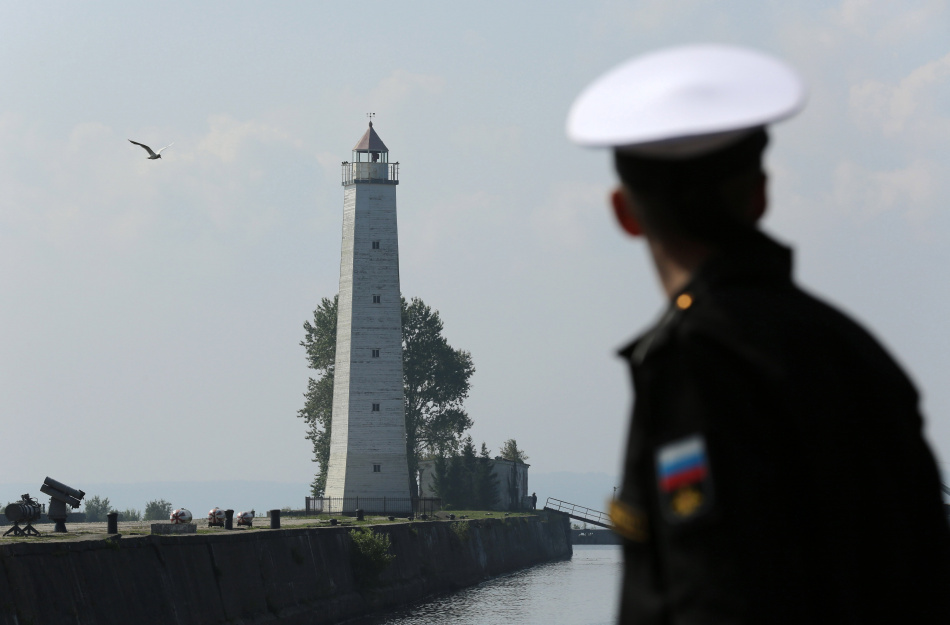На Васильевском острове отреставрировали памятник морякам-катерникам