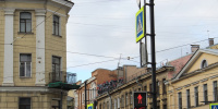 Прокуратура требует устранить трещины на фасаде дома в Петербурге