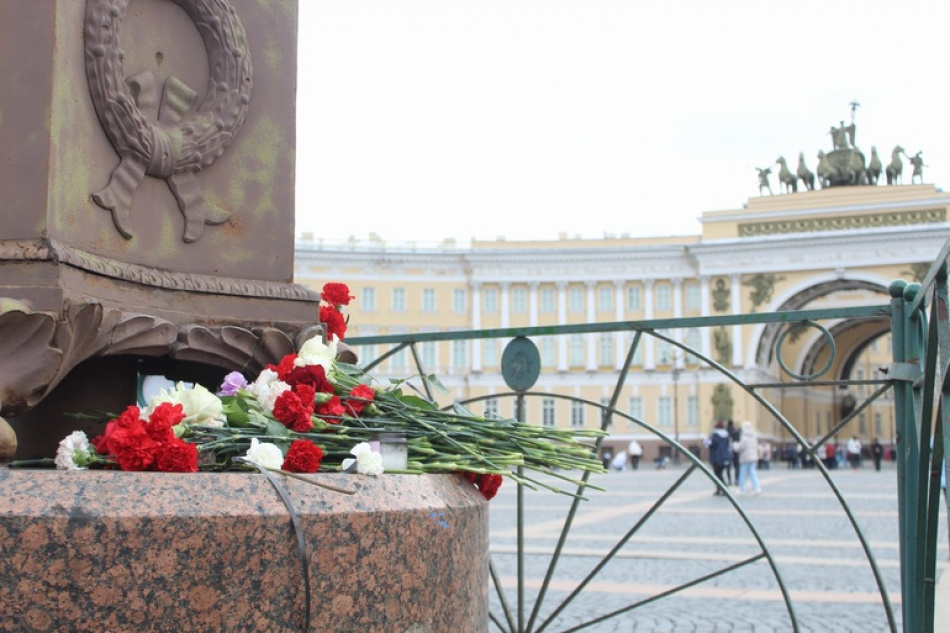 На Дворцовой площади Петербурга стартовала Звездная эстафета в честь 80-летия Победы 