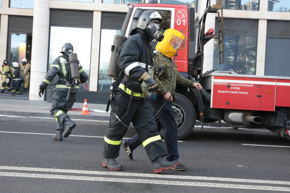 Пожарные Петербурга потушили пожар в кафе на Октябрьской набережной в Невском районе