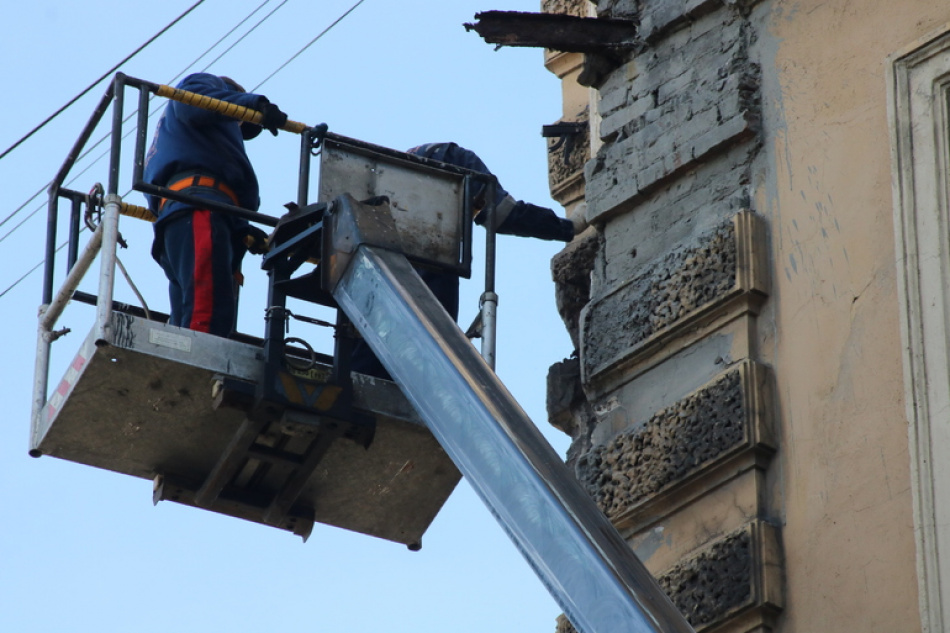 При обрушении балкона на улице Воскова в Петроградском районе пострадали два человека