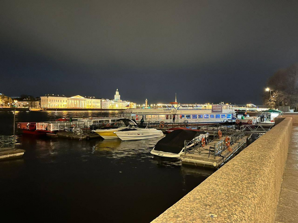 Теплоход протаранил прогулочные суда в Петербурге