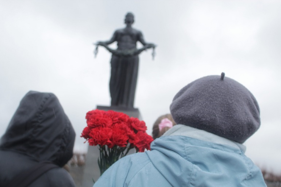 Жители Петербурга просят убрать с Площади Победы копию скульптуры «Родина-мать»