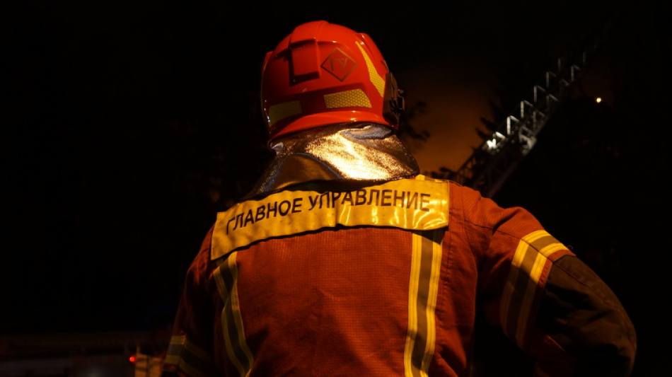 Пожар на 100 квадратных метров разгорелся в ангаре в Калининском районе