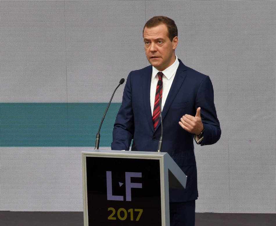 Медведев поддержал популяризацию творчества писателей-фронтовиков