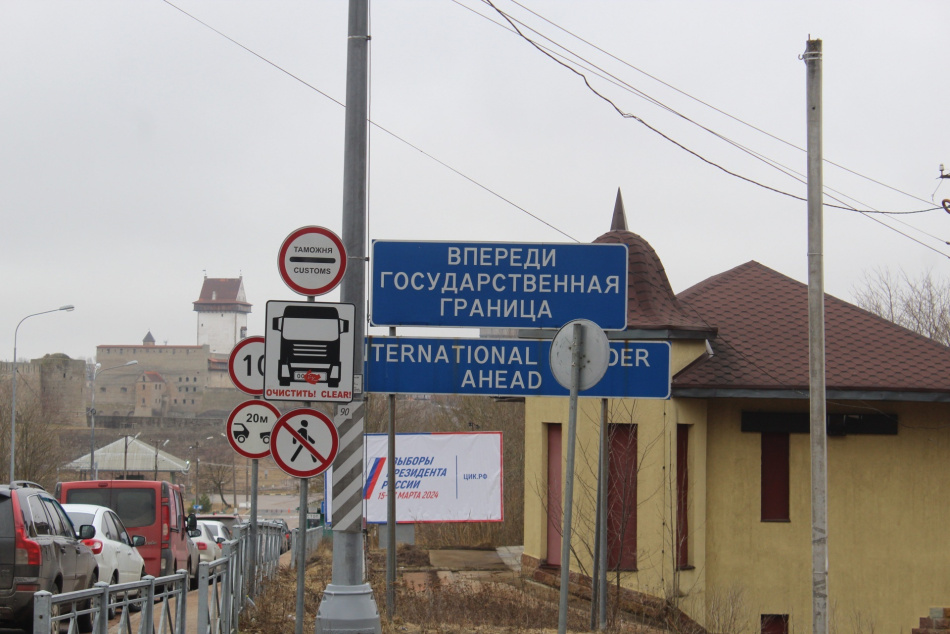 Эстонцы пришли к границе с Россией, чтобы увидеть парад Победы