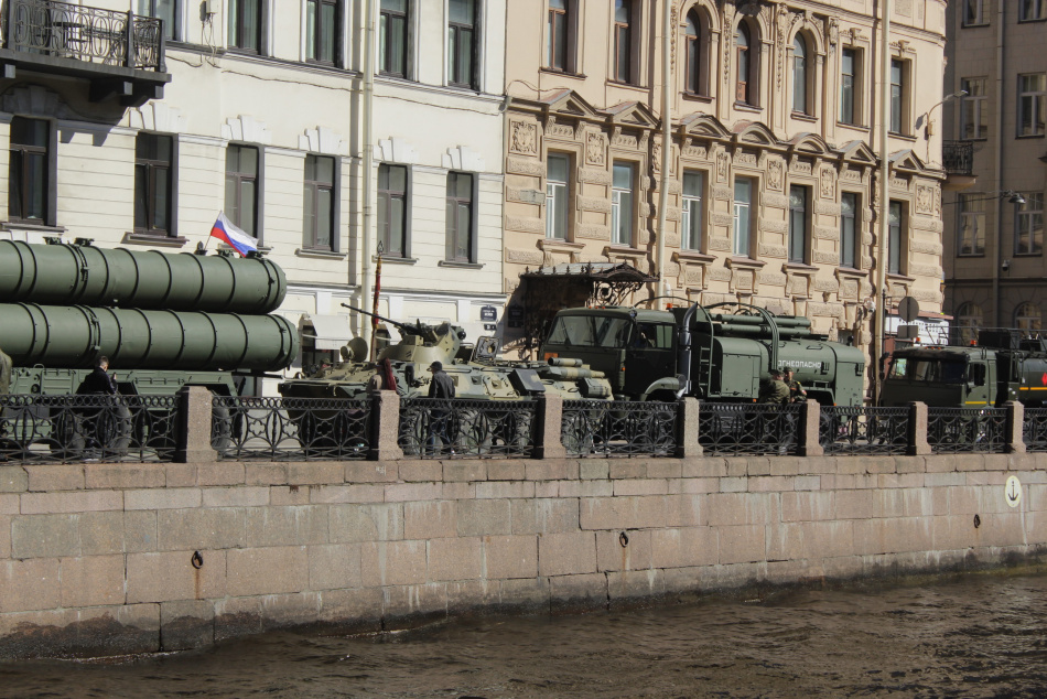 Полицейский сделал предложение возлюбленной на Дне Победы в Петербурге