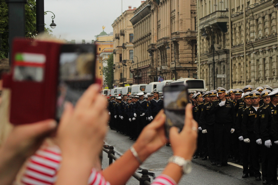 Парад Победы в Петербурге завершился приветствием ветеранов