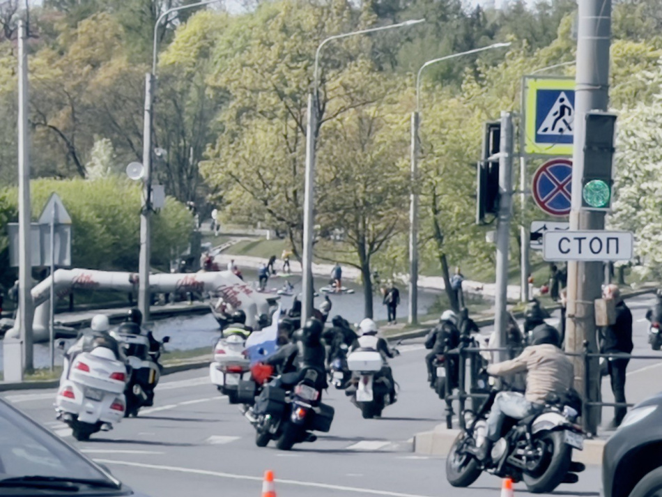 В Петербурге байкеры открыли мотосезон проездом по улицам