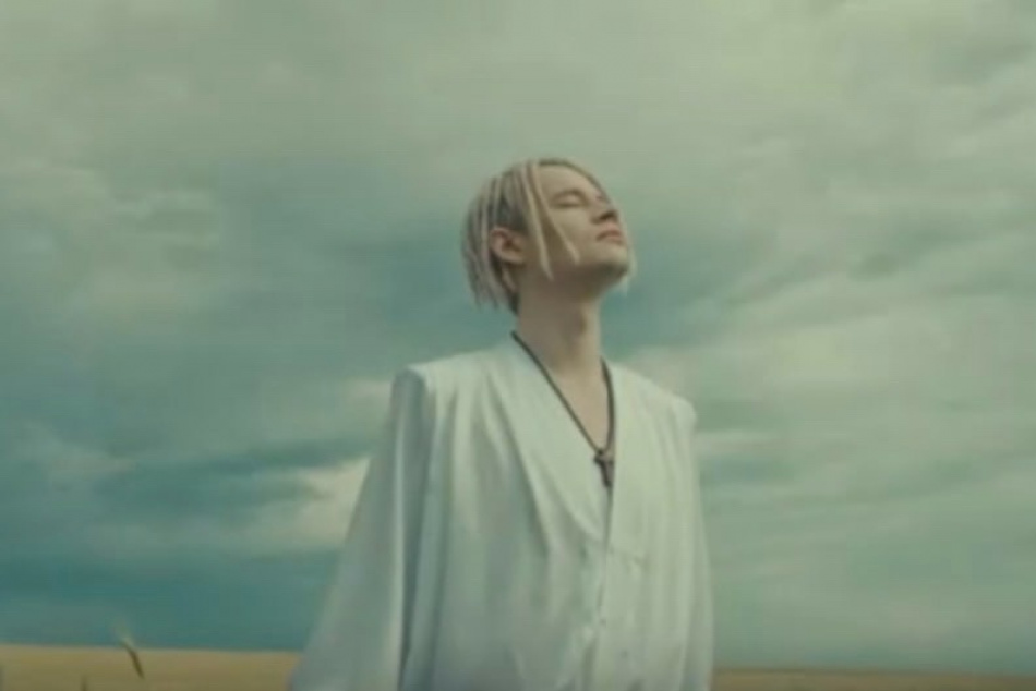 Мизулина ударила Shaman букетом в новом клипе «Первая любовь»