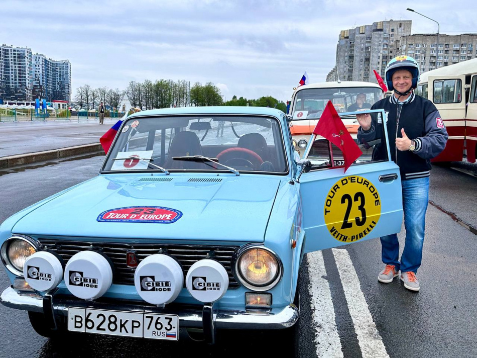 В Петербурге раллийная Lada и ГАЗ-2410 приняли участие в ретро-параде