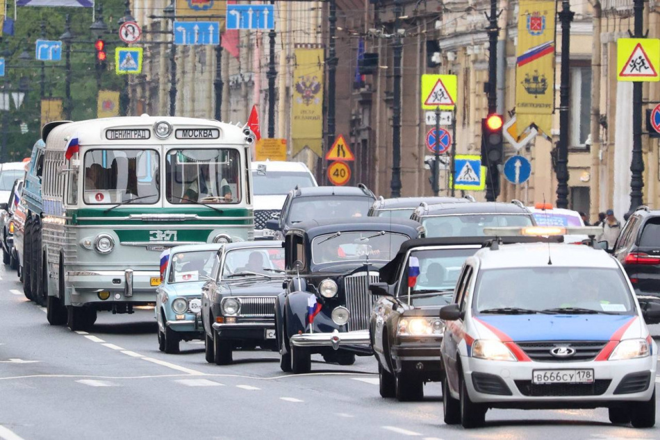 В Петербурге в параде ретротехники приняли участие свыше 320 ретро-автомобилей
