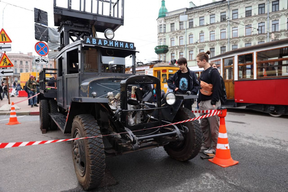 Петербуржцы смогли рассмотреть технику прошлого века на параде ретроавтомобилей