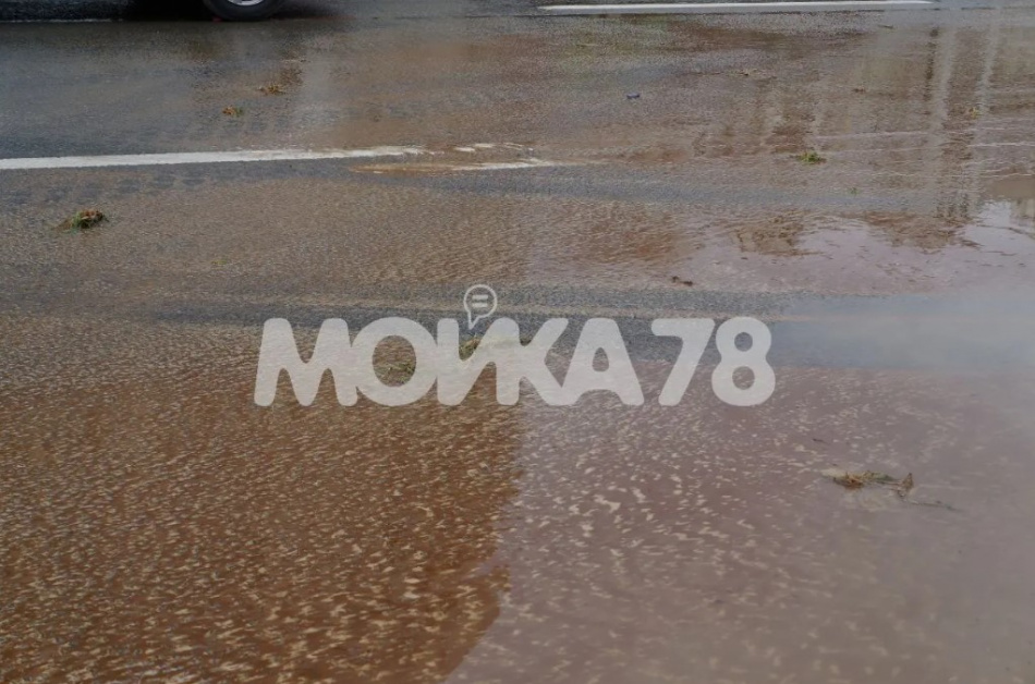 В Приморском районе Петербурга произошел прорыв водопроводной трубы