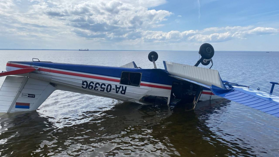 В Кронштадте легкомоторный самолет перевернулся и упал в воду