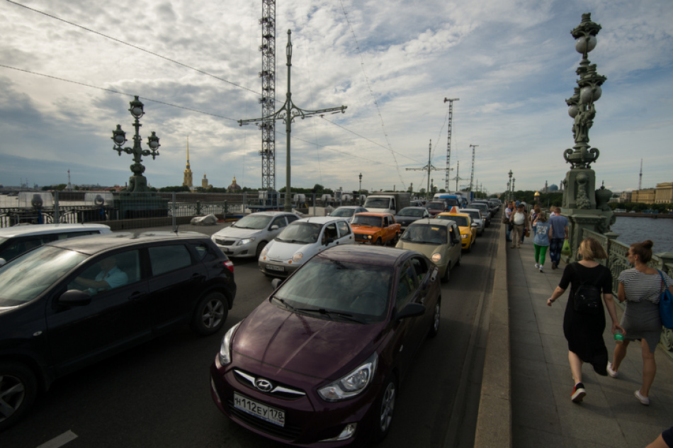 Троицкий мост открыли раньше срока для ПМЭФ