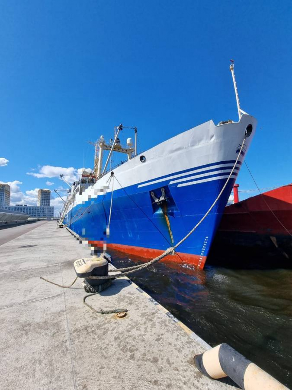 Полицейские приступили к проверке после разлива мазута в порту Петербурга