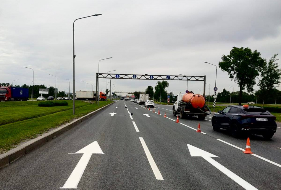 В Петербурге обновили свыше трети годового плана дорожной разметки