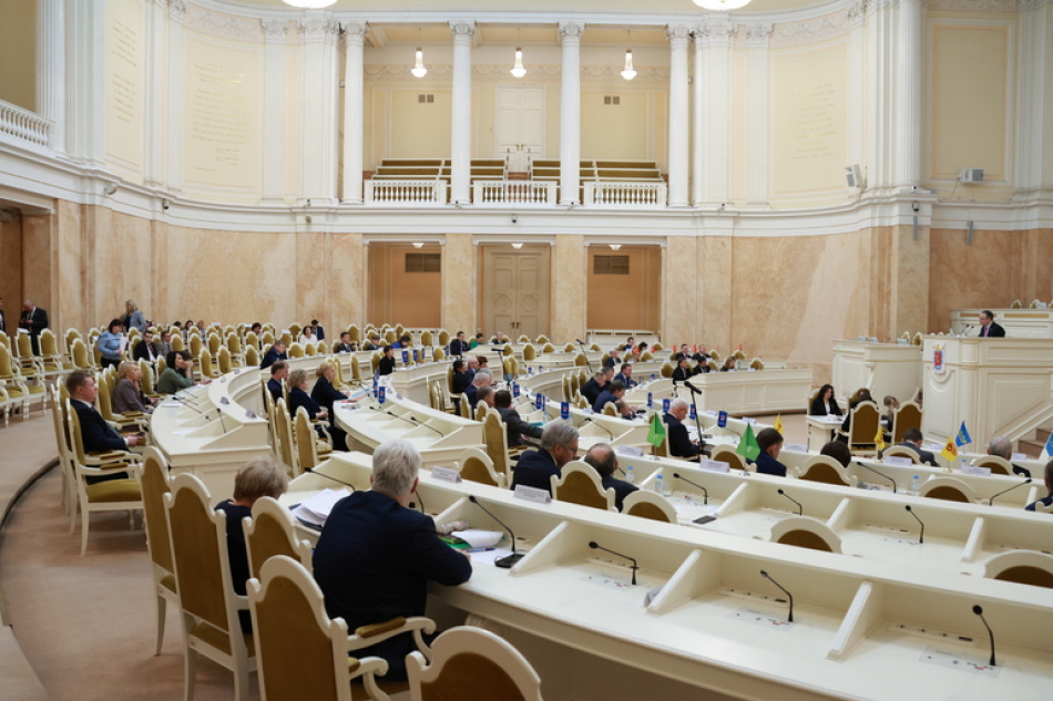 ЗакС Петербурга принял закон о выплатах беременным школьницам