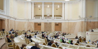 ЗакС Петербурга принял закон о выплатах беременным школьницам