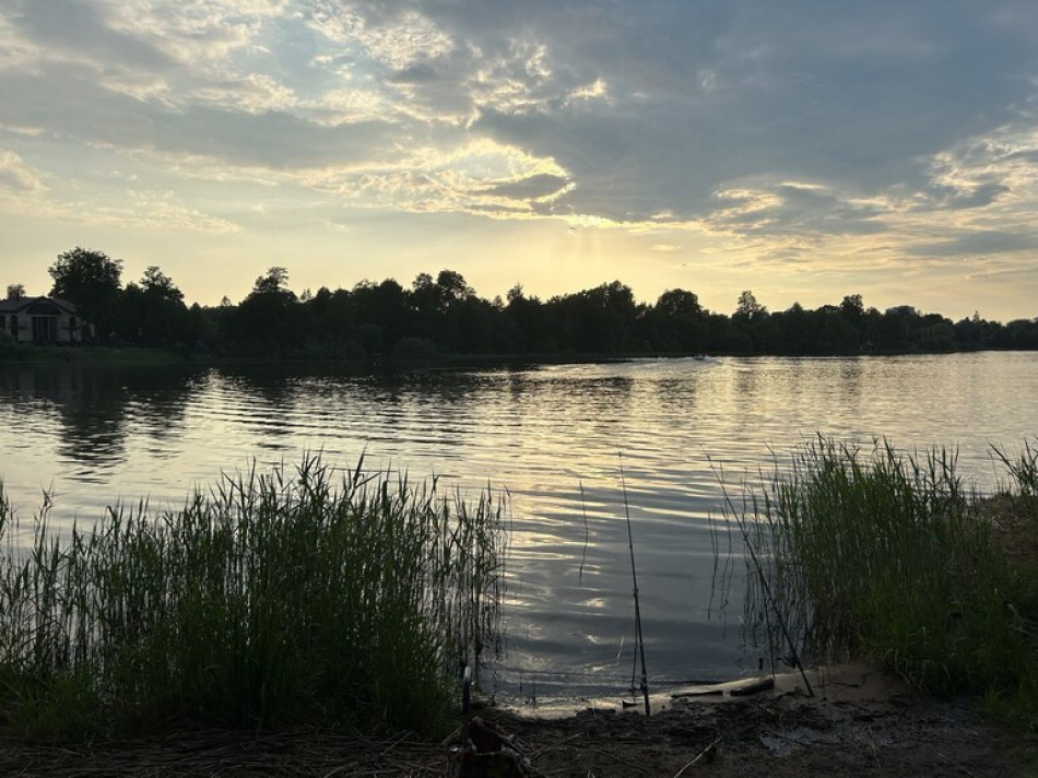 Во время рыбалки подросток обнаружил арсенал оружия на Сказочном озере