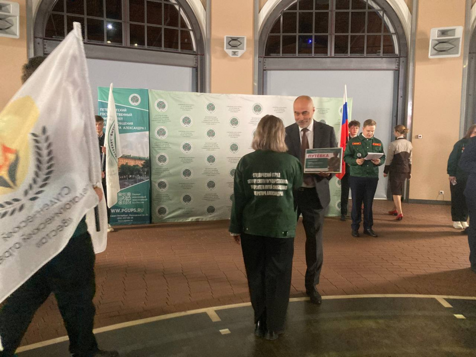 Студентам университета путей сообщения выдали путевки для работы в студотрядах