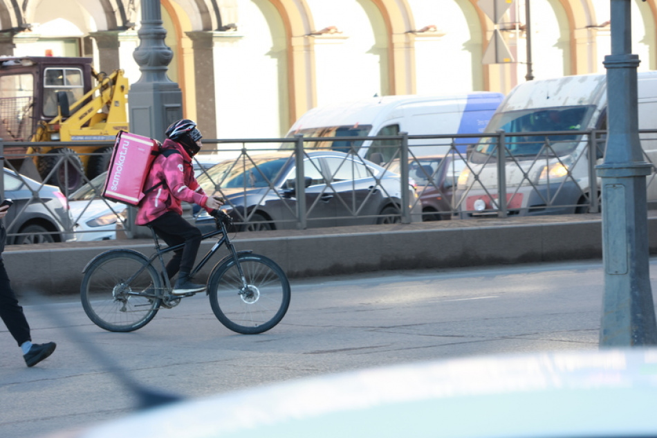 В Петербурге ввели ограничения на передвижение курьеров на СИМ 