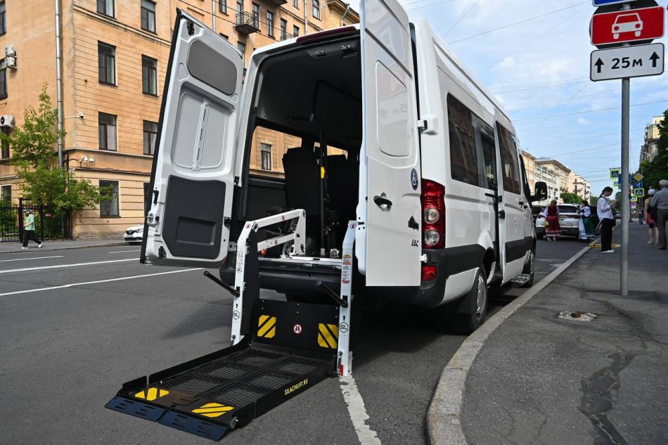 Беларусь передала Петербургу автобус для маломобильных граждан