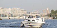 Волна на Малой Невке захлестнула и подтопила катер