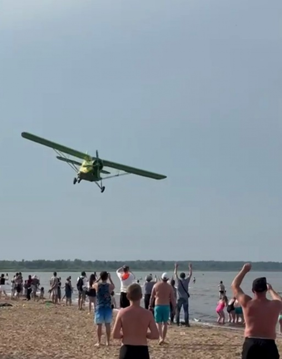 Росавиация назвала недопустимым опасные маневры самолета на пляже в Ленобласти
