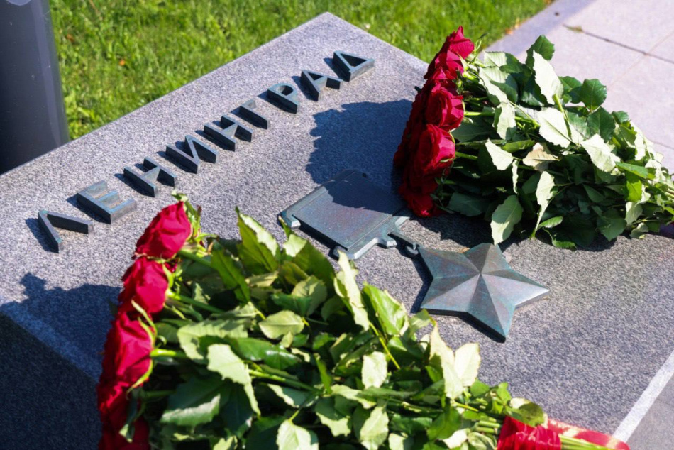 Петербургская делегация почтила память павших воинов у монумента в Минске