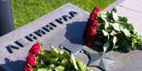 Петербургская делегация почтила память павших воинов у монумента в Минске