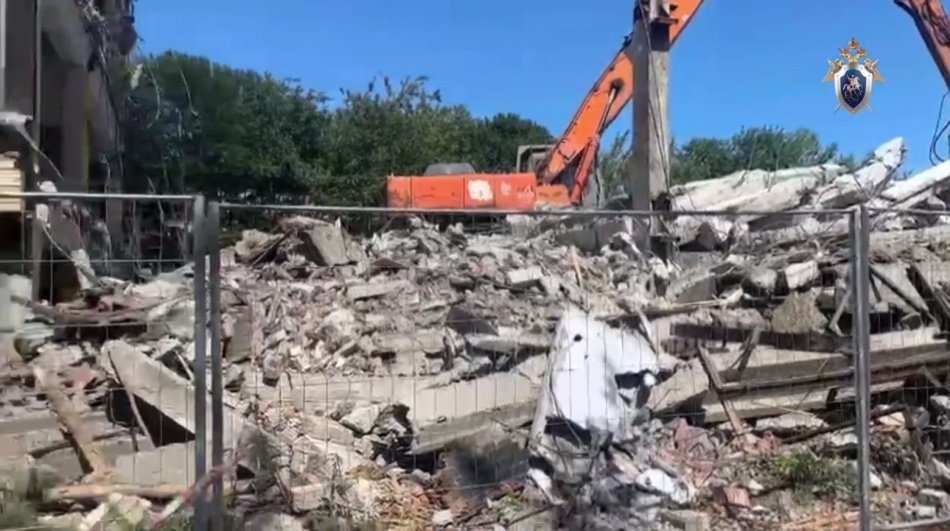 В Петербурге начата проверка после обрушения стены паркинга на автосервис