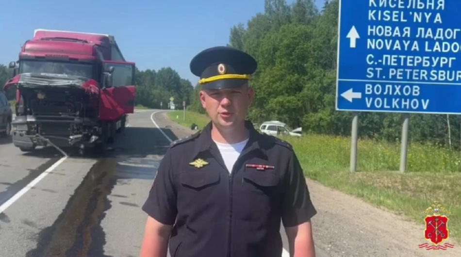 Два человека погибли при столкновении внедорожника и фуры в Ленобласти